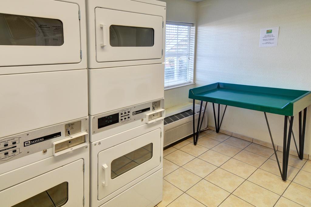 Intown Suites Extended Stay Houston Tx - Hobby Airport Екстериор снимка